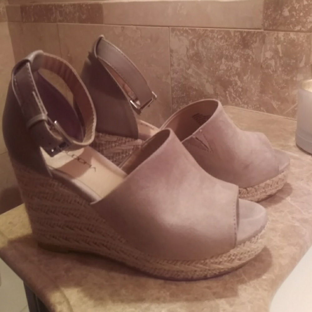 Open-toed espadrilles